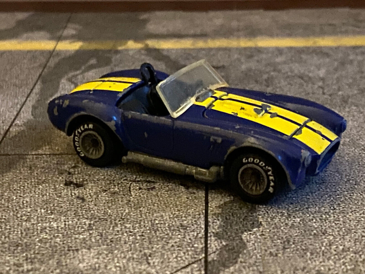 Aurimat Mexico Classic Cobra Real Riders blue/yellow stripes . Hot Wheels 1:64