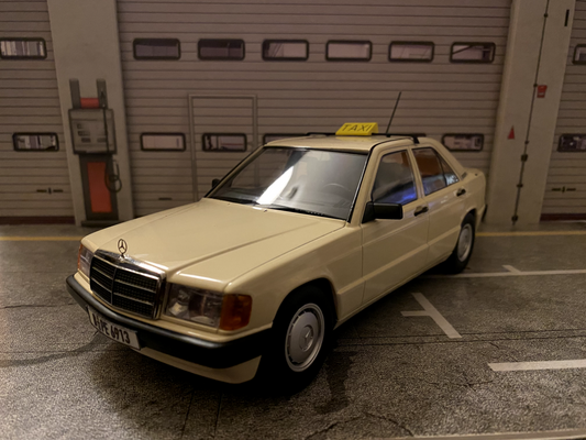 Mercedes Benz 190E Klasse W107 Taxi mit Berliner Kennzeichen (geprägt) 1:18