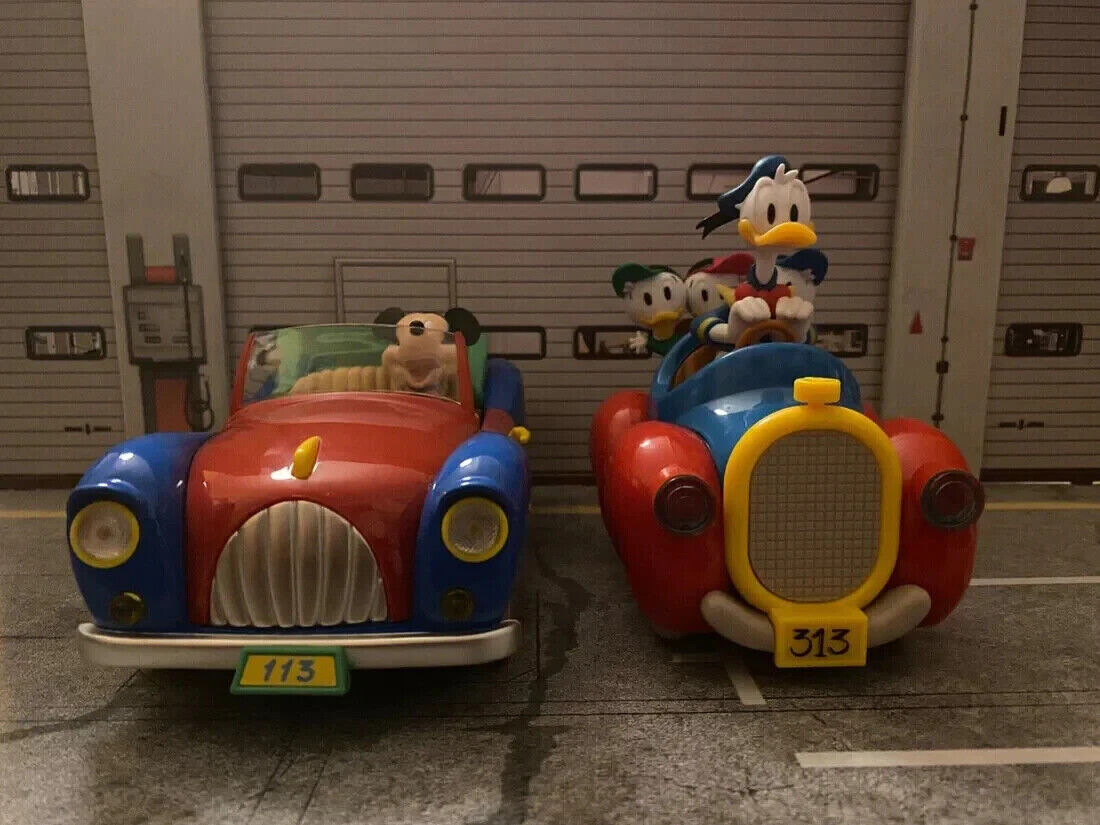 Donald Duck 313 Auto mit Figuren Donald, Tick Trick und Track Disney Neu 1:18