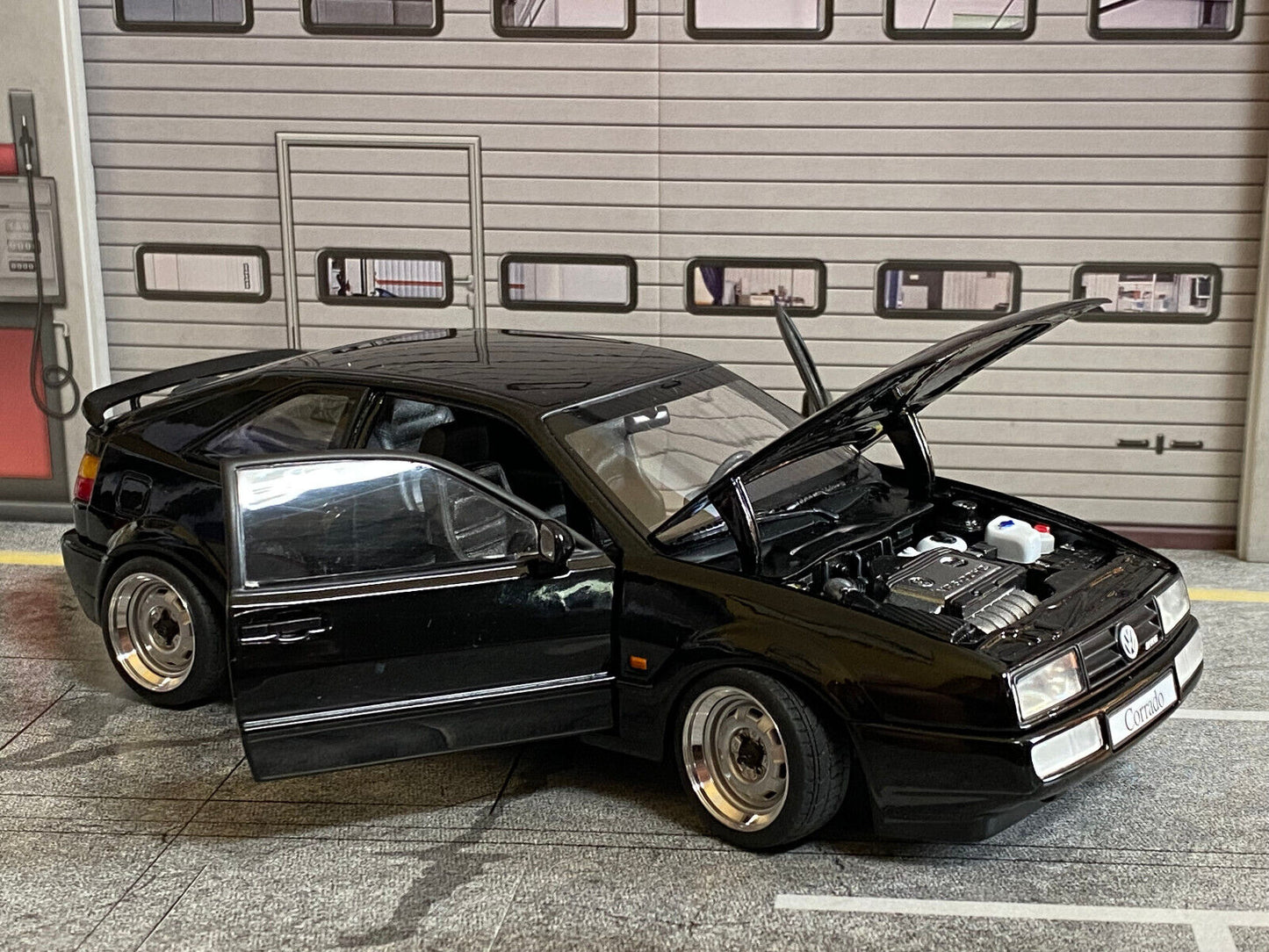 VW Corrado VR6 schwarz mit Stahlfelgen Räder dreh- u.lenkbar Tuning Diorama 1:18