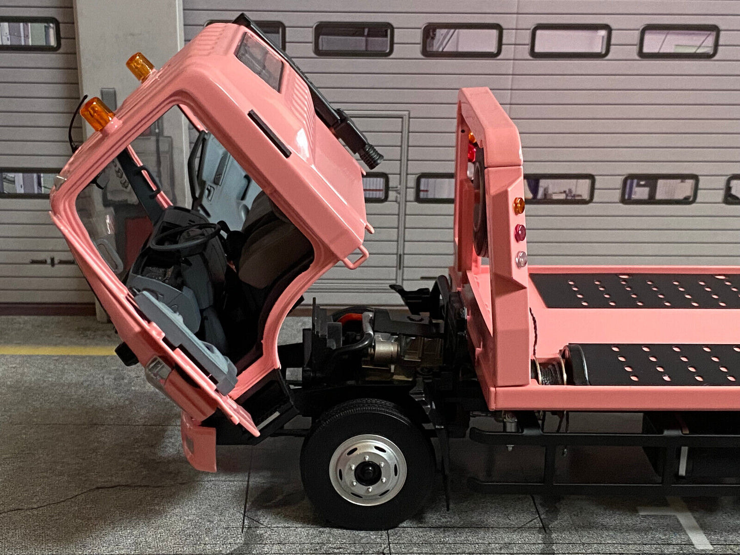 IVECO Navevo Towtruck Pink Pig Abschlepp Lkw DieCast Neu in OVP new in box 1:18