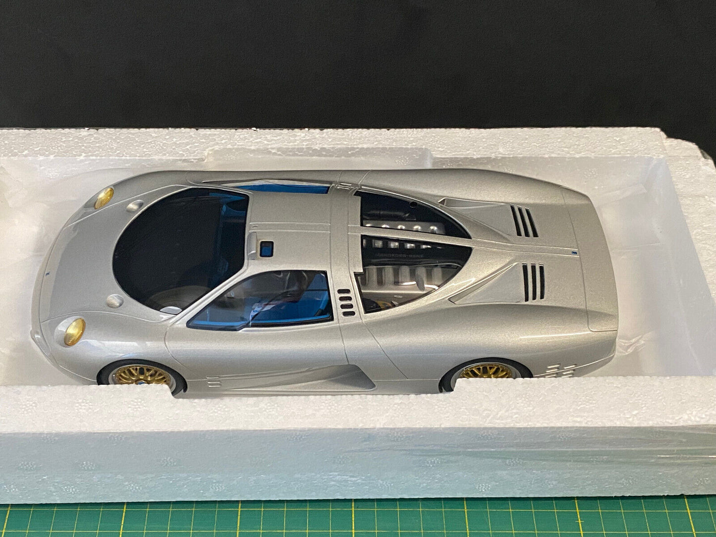 Isdera Commendatore112i CMF 18040 Neu in OVP 1:18