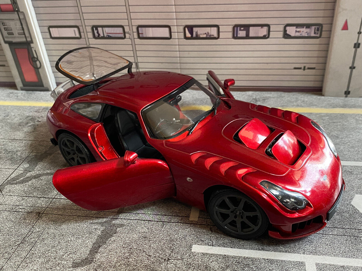 TVR Sagaris Rot Metallic Umbau auf Felgen Anthrazit + Auspuff Schwarz Matt 1:18