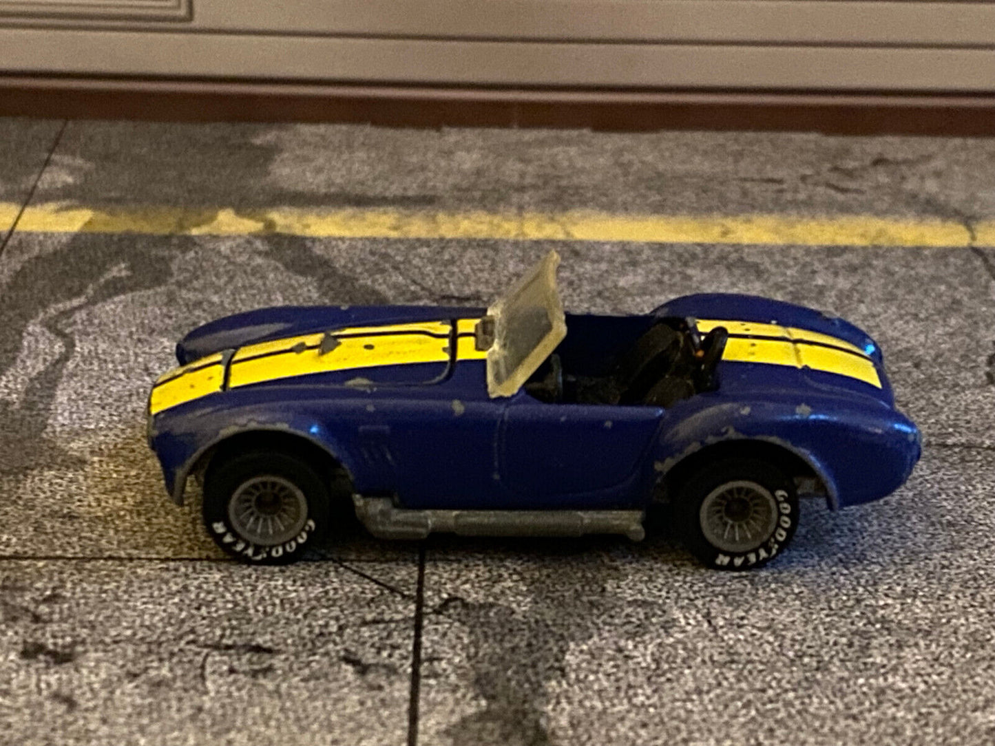 Aurimat Mexico Classic Cobra Real Riders blue/yellow stripes . Hot Wheels 1:64