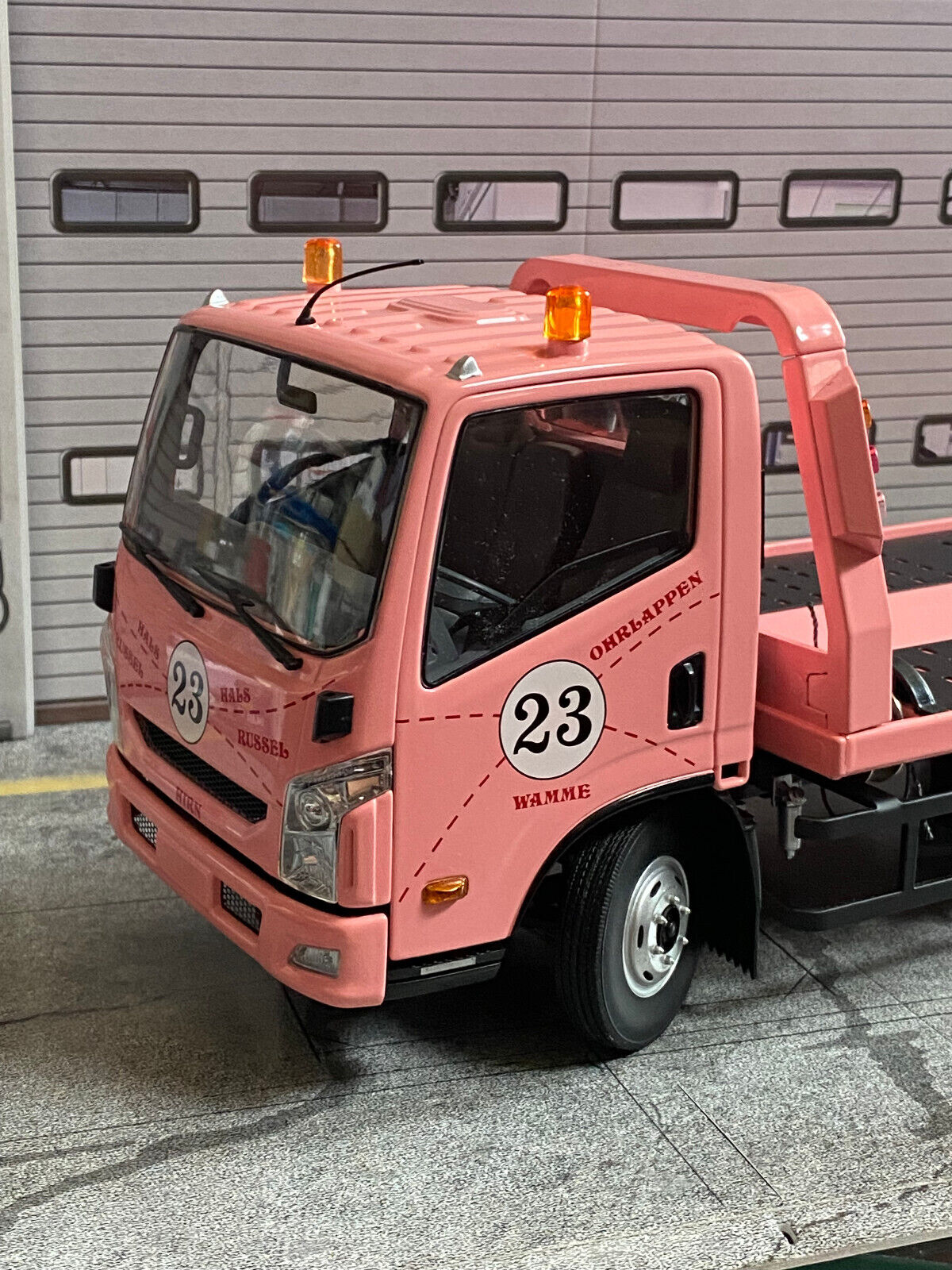 IVECO Navevo Towtruck Pink Pig Abschlepp Lkw DieCast Neu in OVP new in box 1:18