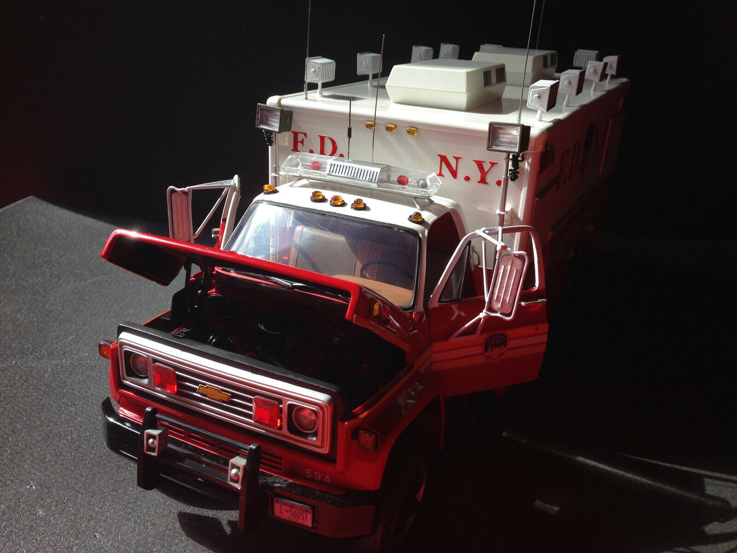 Chevrolet C-65 Ambulance HAZMAT FDNY Fire Truck Feuerwehr 1:16 plus 1:18 Figur