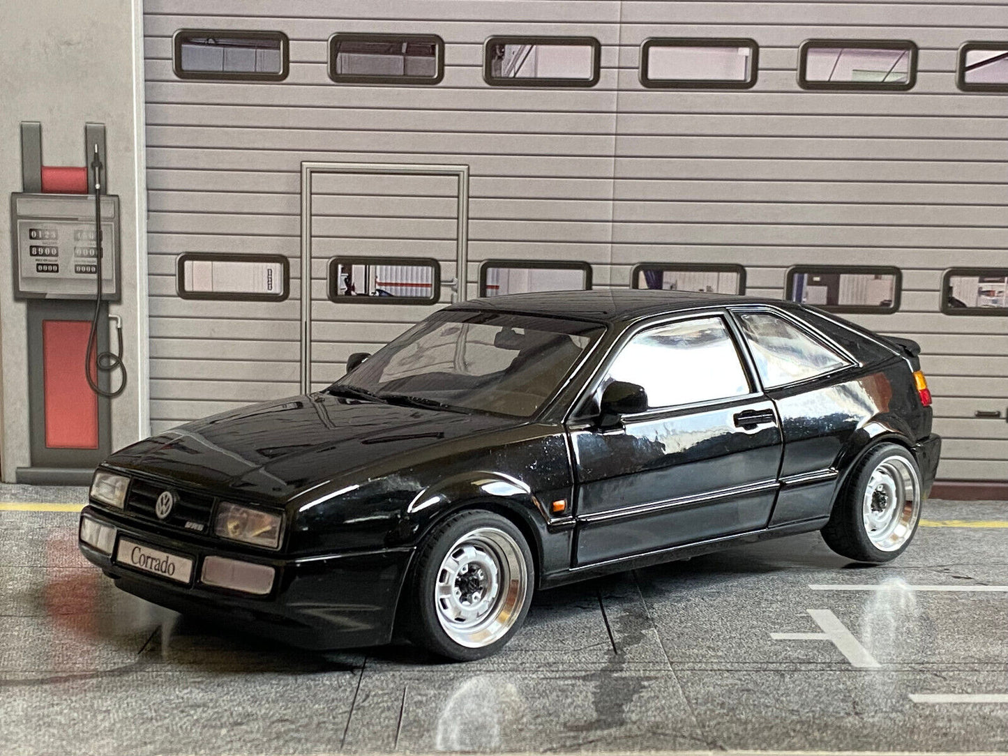 VW Corrado VR6 schwarz mit Stahlfelgen Räder dreh- u.lenkbar Tuning Diorama 1:18