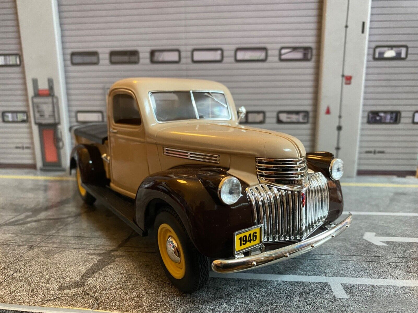 1946er Chevy Pick Up 80s Farbkombi im MacGyver TV-Serien-Style NEU 1:18 / 1:19