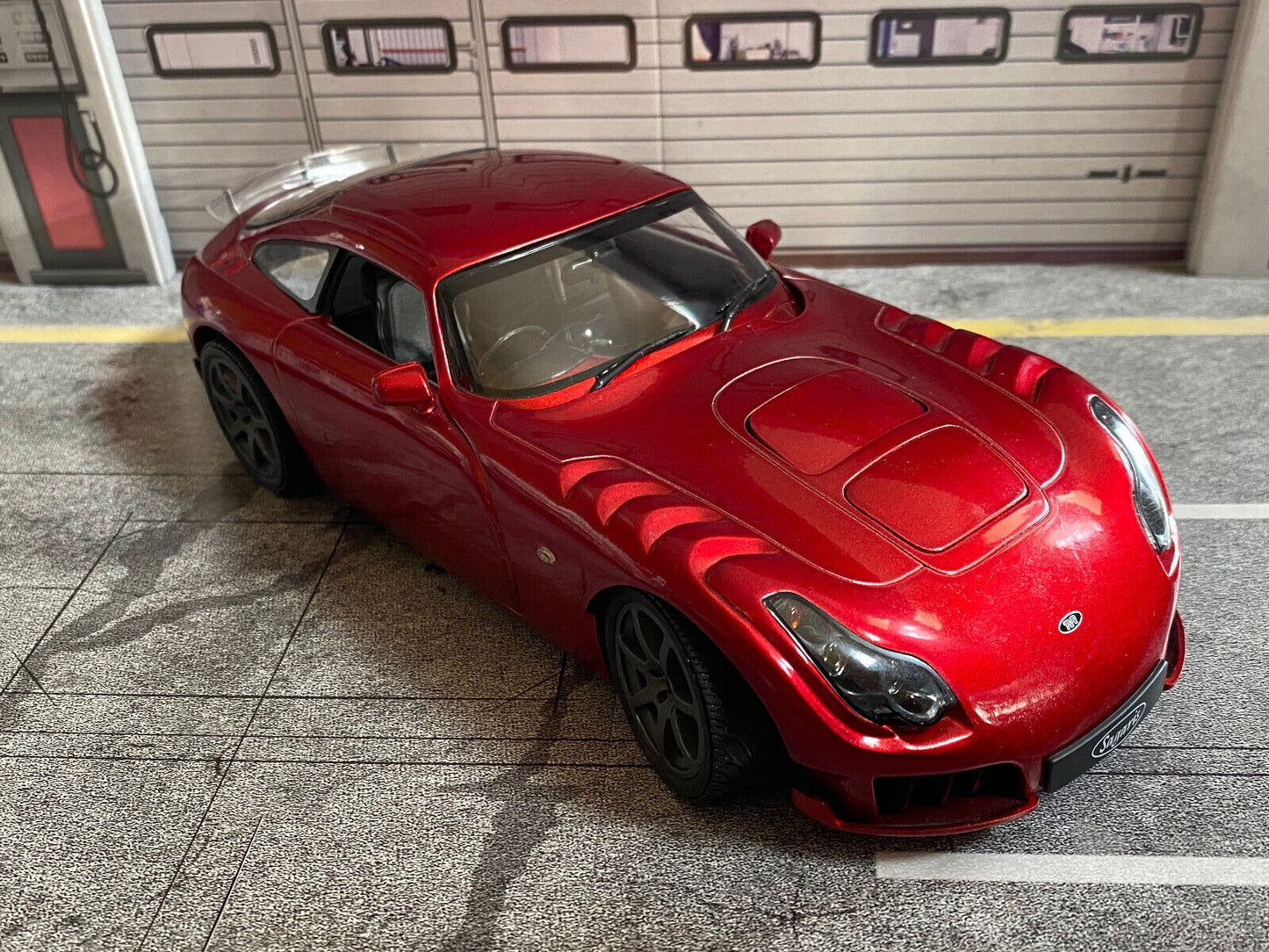 TVR Sagaris Rot Metallic Umbau auf Felgen Anthrazit + Auspuff Schwarz Matt 1:18