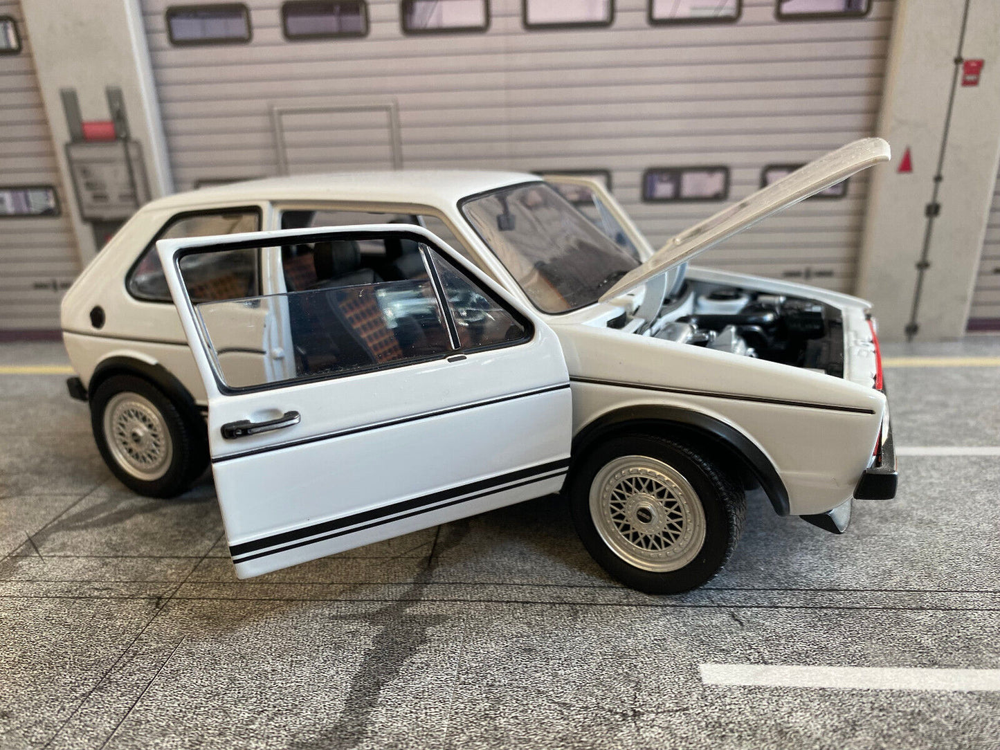 VW Golf 1 GTI (Typ 17) mit BBS Felgen  Räder dreh-u.lenkbar Tuning Diorama 1:18