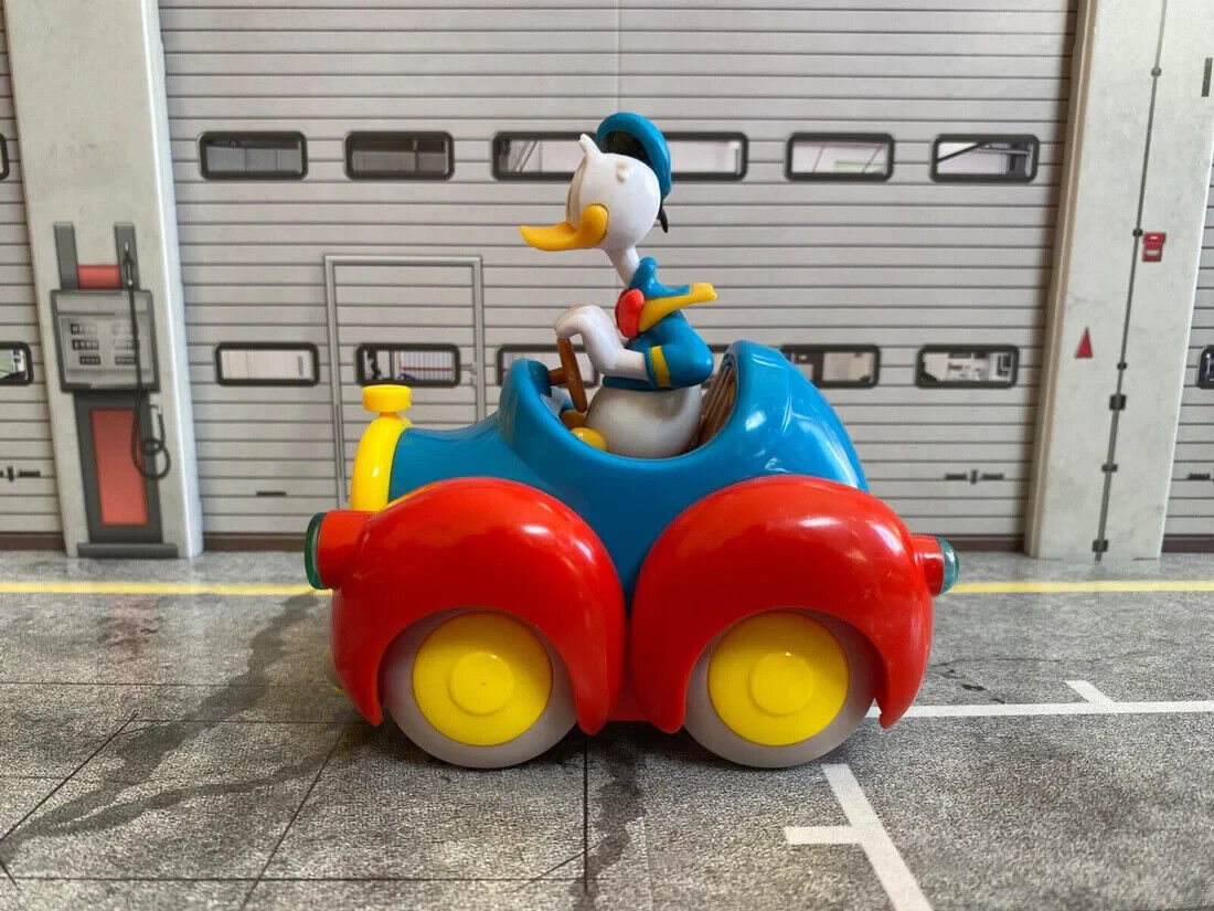 Donald Duck 313 Auto mit Figuren Donald, Tick Trick und Track Disney Neu 1:18