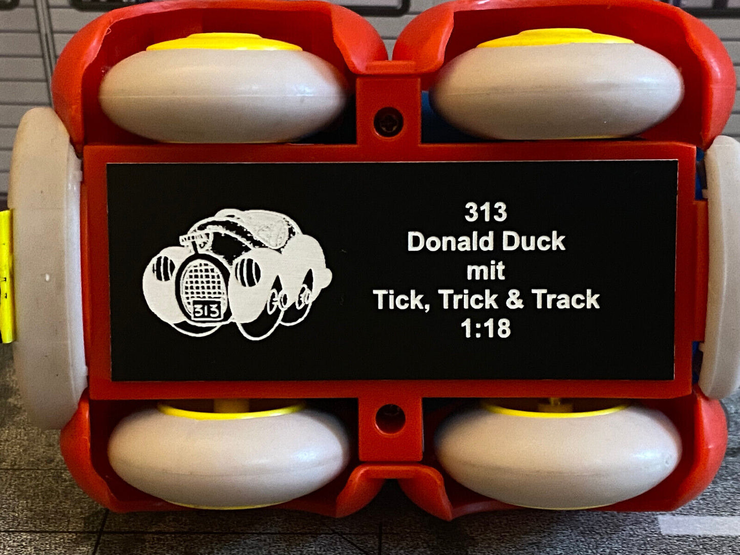 Donald Duck 313 Auto mit Figuren Donald, Tick Trick und Track Disney Neu 1:18