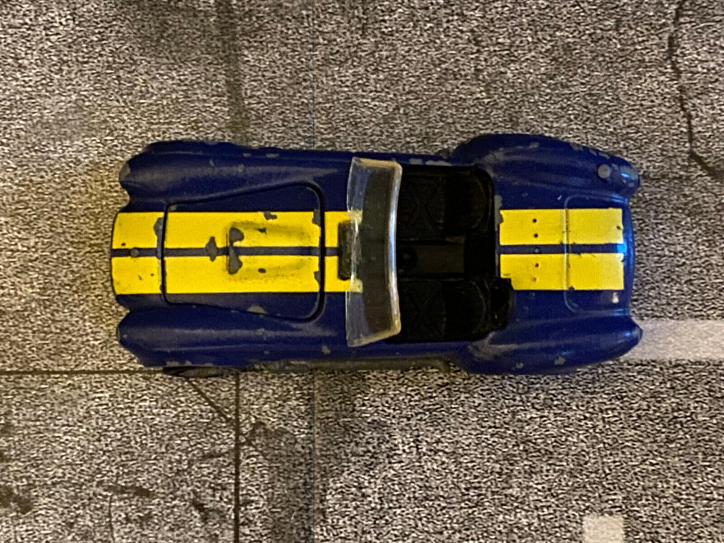 Aurimat Mexico Classic Cobra Real Riders blue/yellow stripes . Hot Wheels 1:64