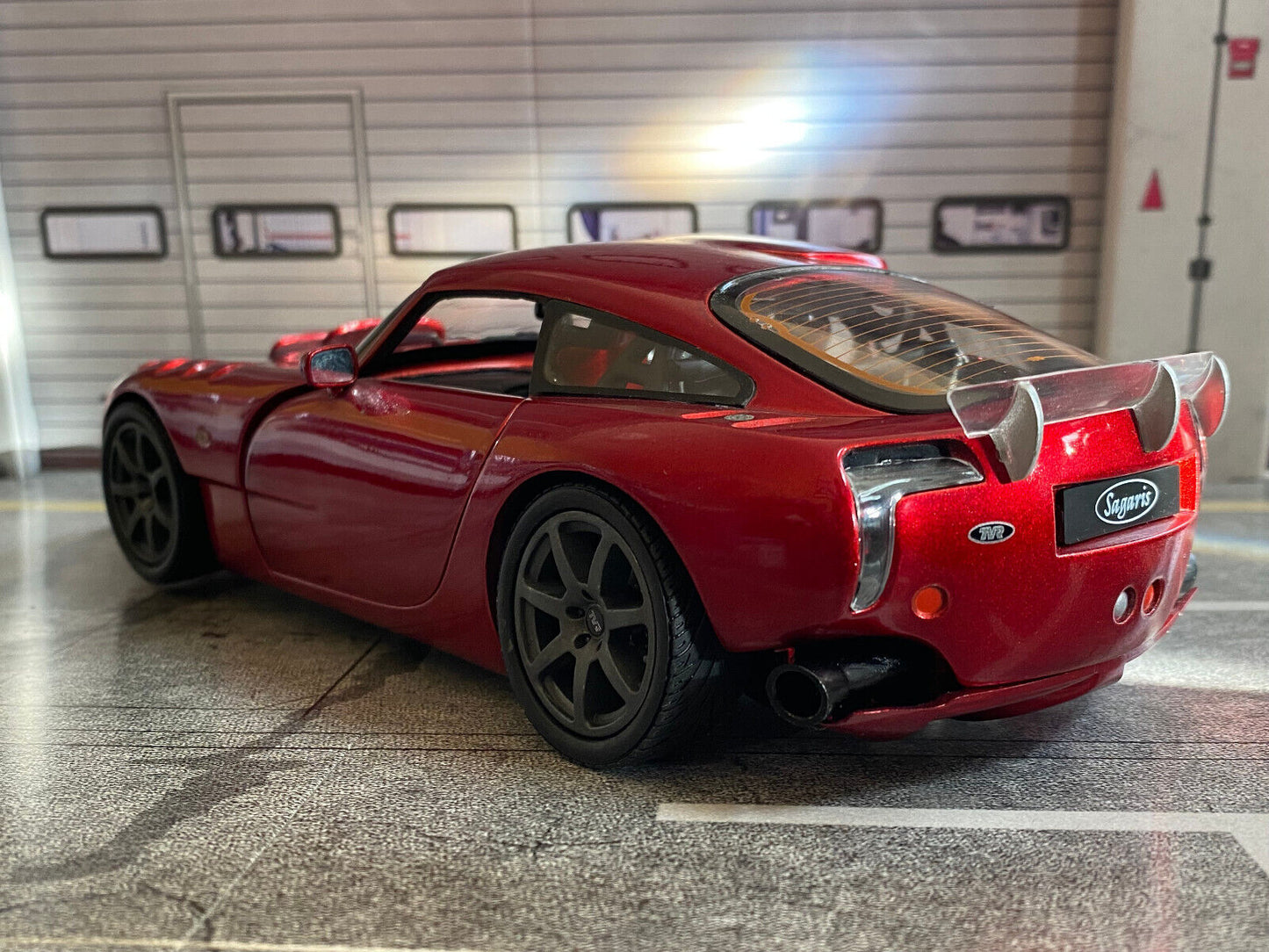 TVR Sagaris Rot Metallic Umbau auf Felgen Anthrazit + Auspuff Schwarz Matt 1:18