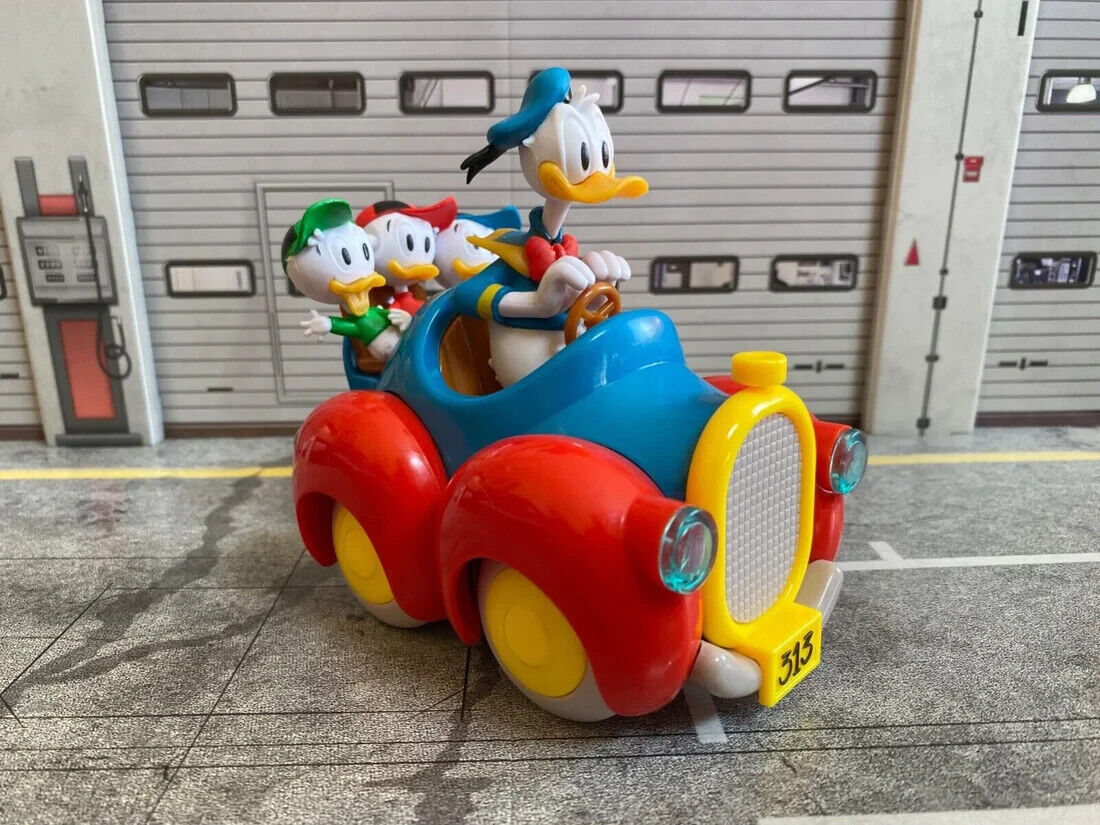 Donald Duck 313 Auto mit Figuren Donald, Tick Trick und Track Disney Neu 1:18