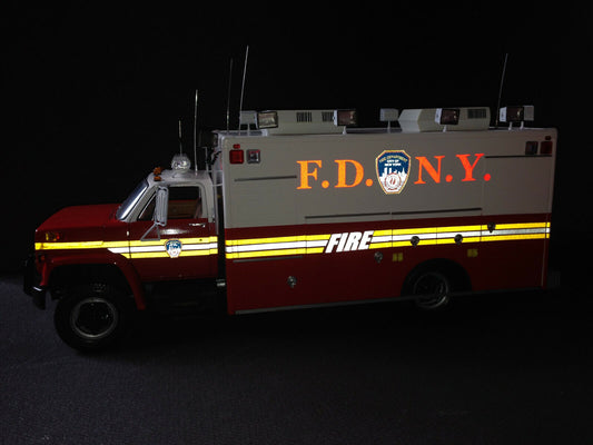 Chevrolet C-65 Ambulance HAZMAT FDNY Fire Truck Feuerwehr 1:16 plus 1:18 Figur