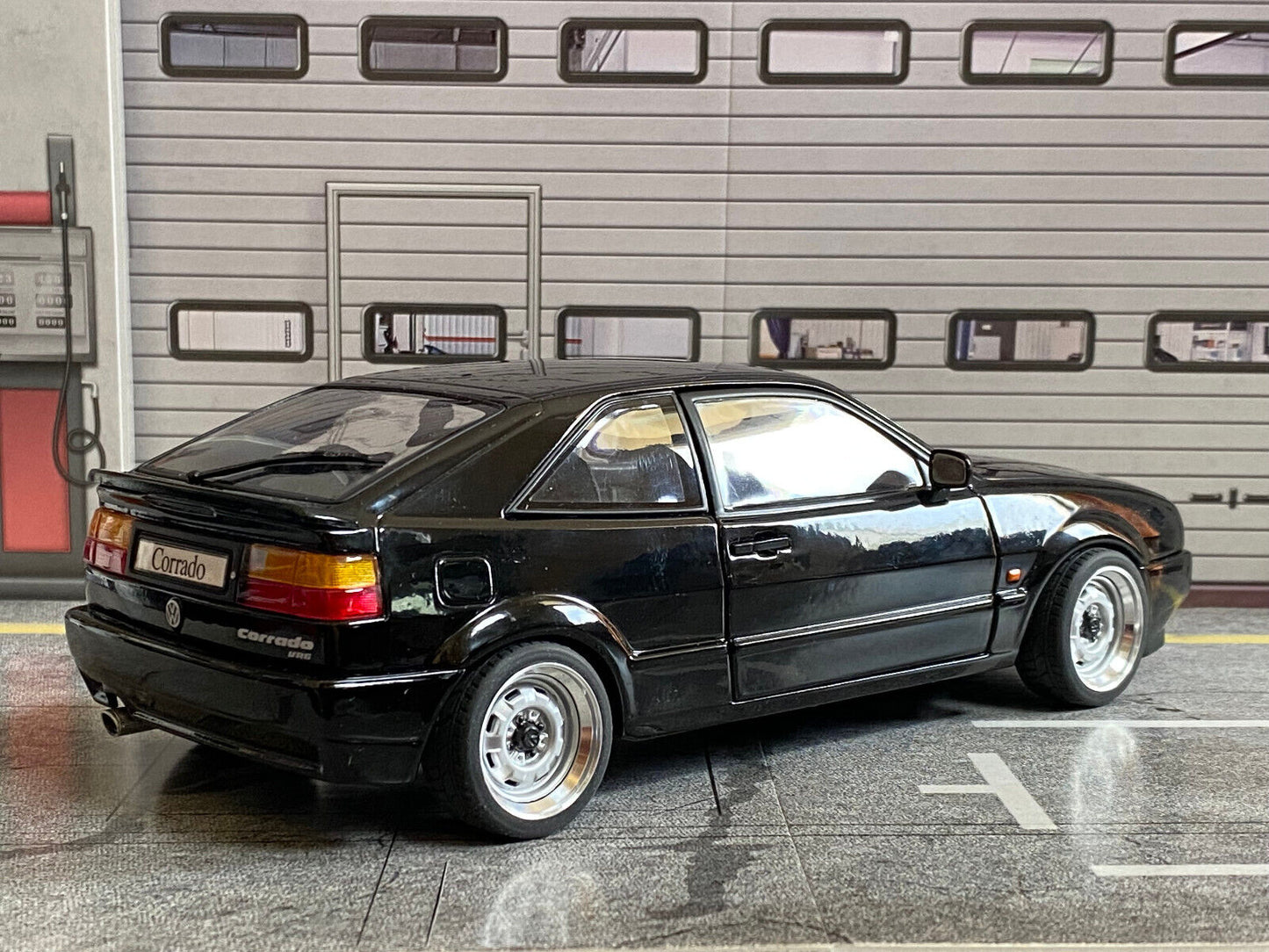 VW Corrado VR6 schwarz mit Stahlfelgen Räder dreh- u.lenkbar Tuning Diorama 1:18