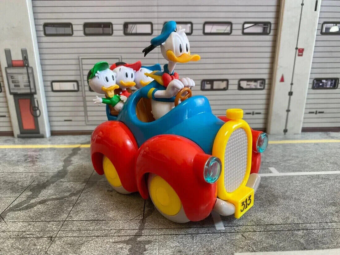 Donald Duck 313 Auto mit Figuren Donald, Tick Trick und Track Neu 1:18