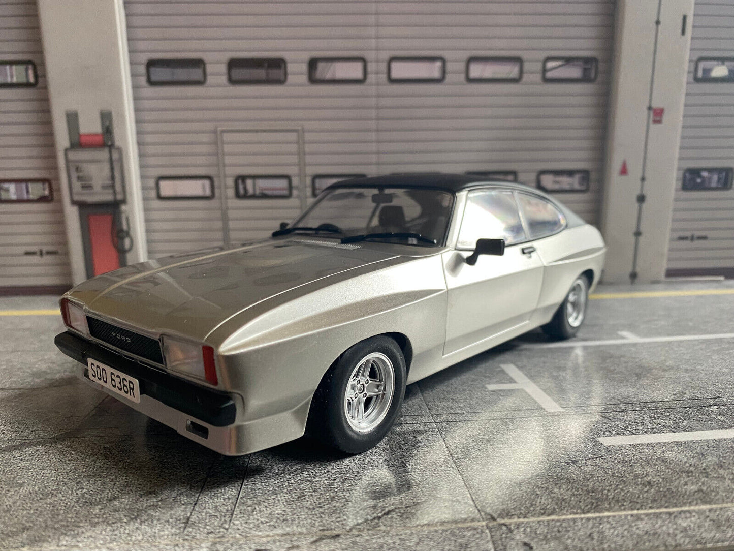 Doyle´s Ford Capri S The Professionals Die Profis RHD MKII X-Pack silver 1:18