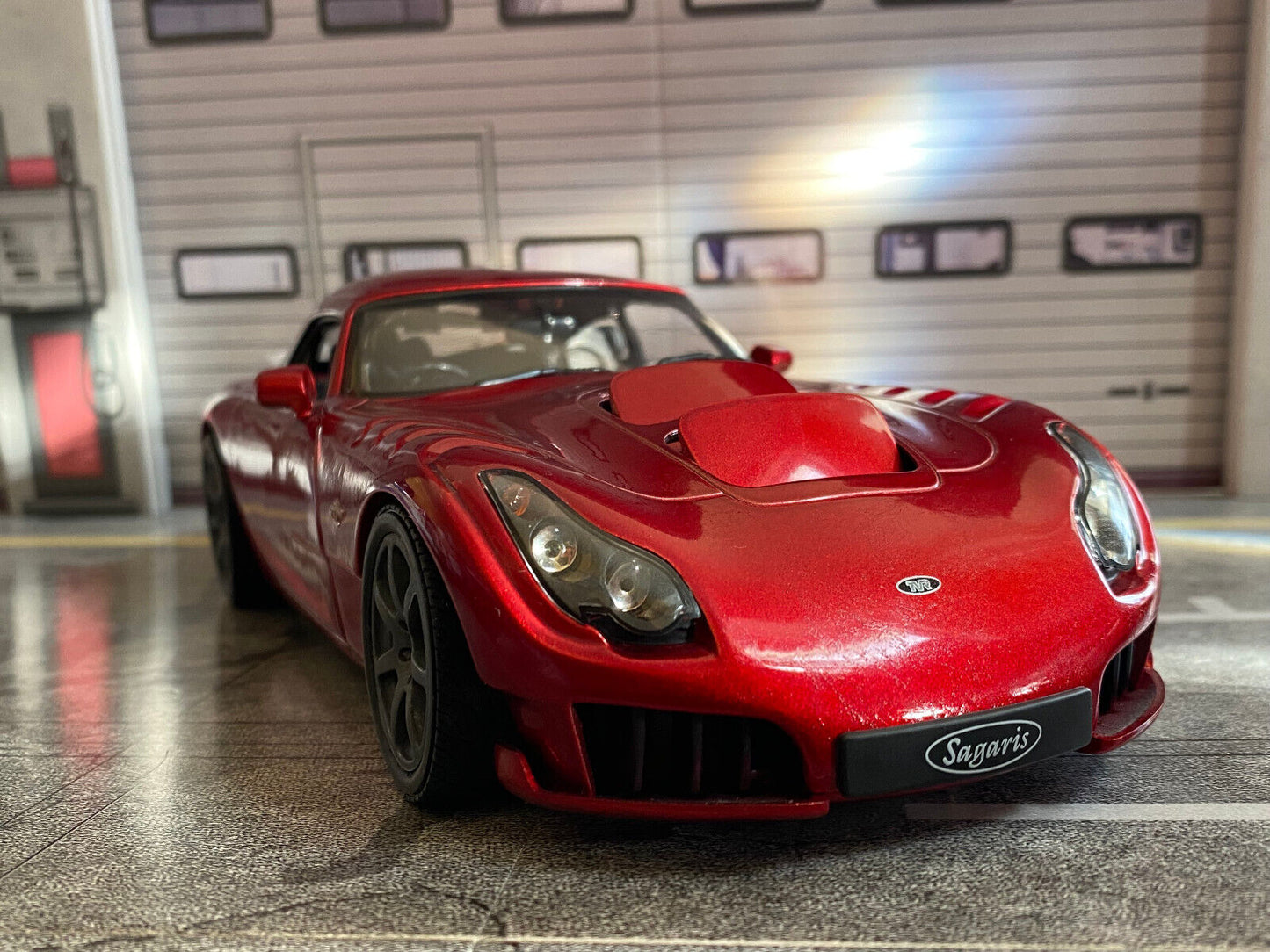 TVR Sagaris Rot Metallic Umbau auf Felgen Anthrazit + Auspuff Schwarz Matt 1:18