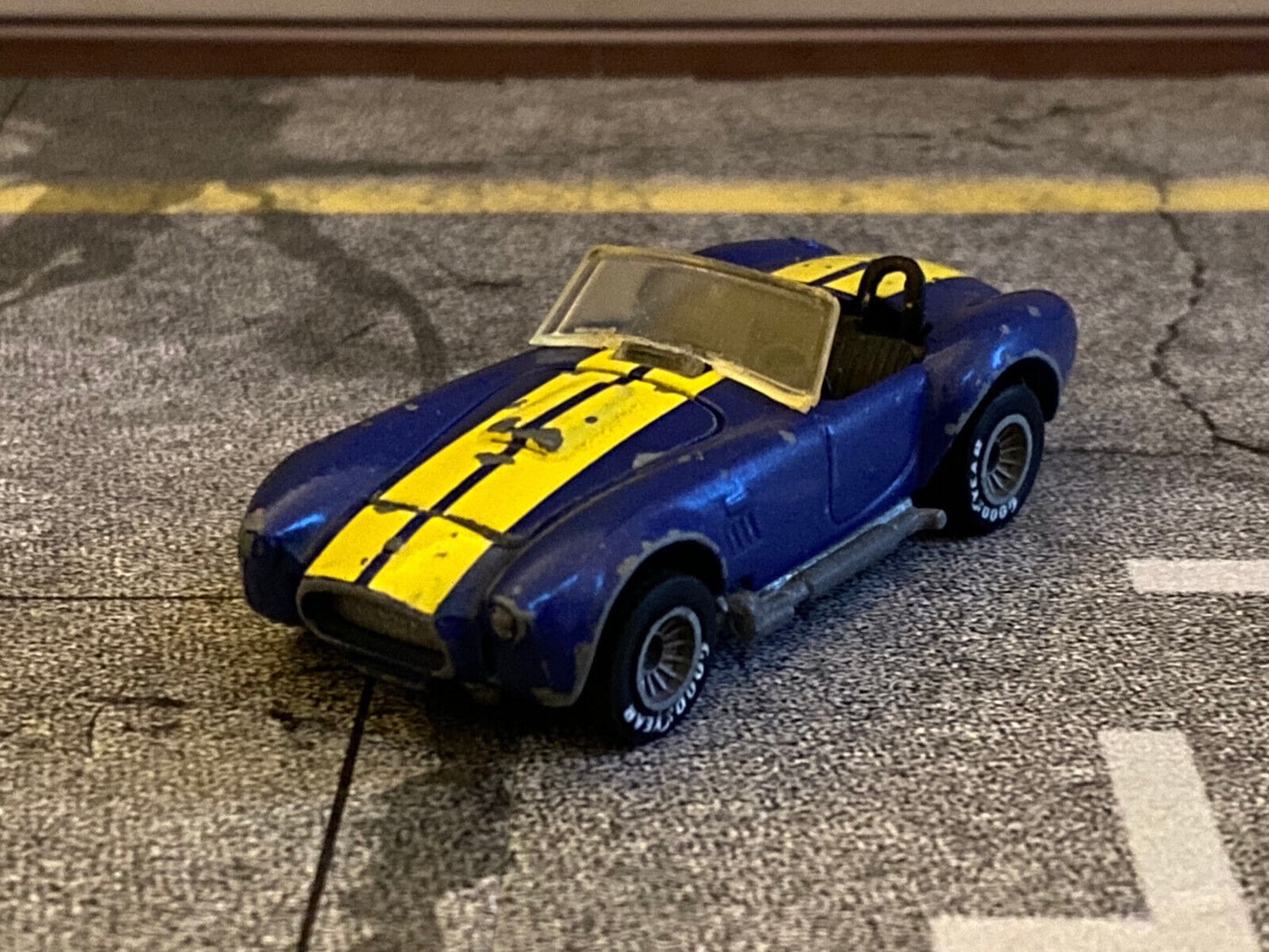 Aurimat Mexico Classic Cobra Real Riders blue/yellow stripes . Hot Wheels 1:64