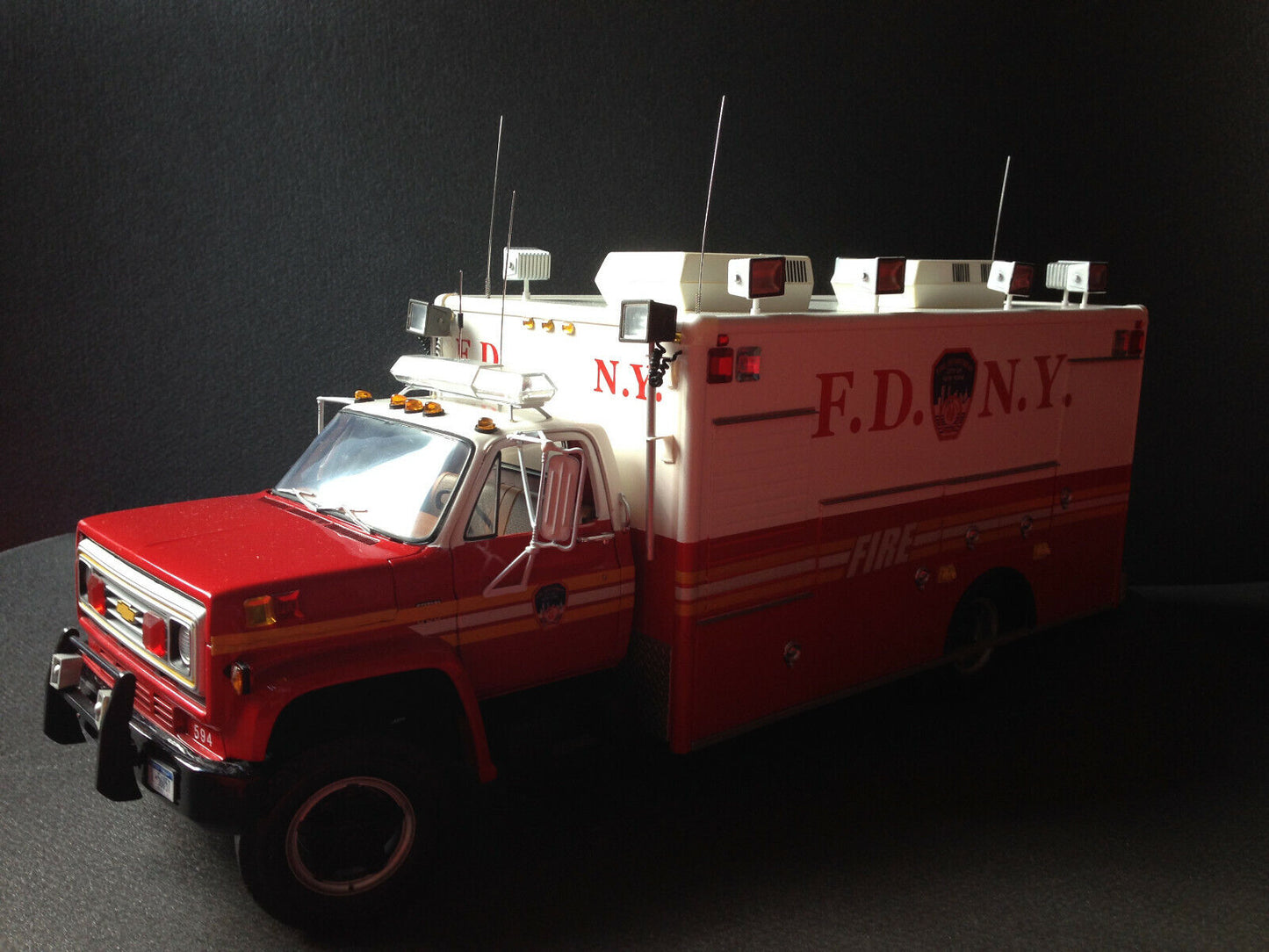 Chevrolet C-65 Ambulance HAZMAT FDNY Fire Truck Feuerwehr 1:16 plus 1:18 Figur