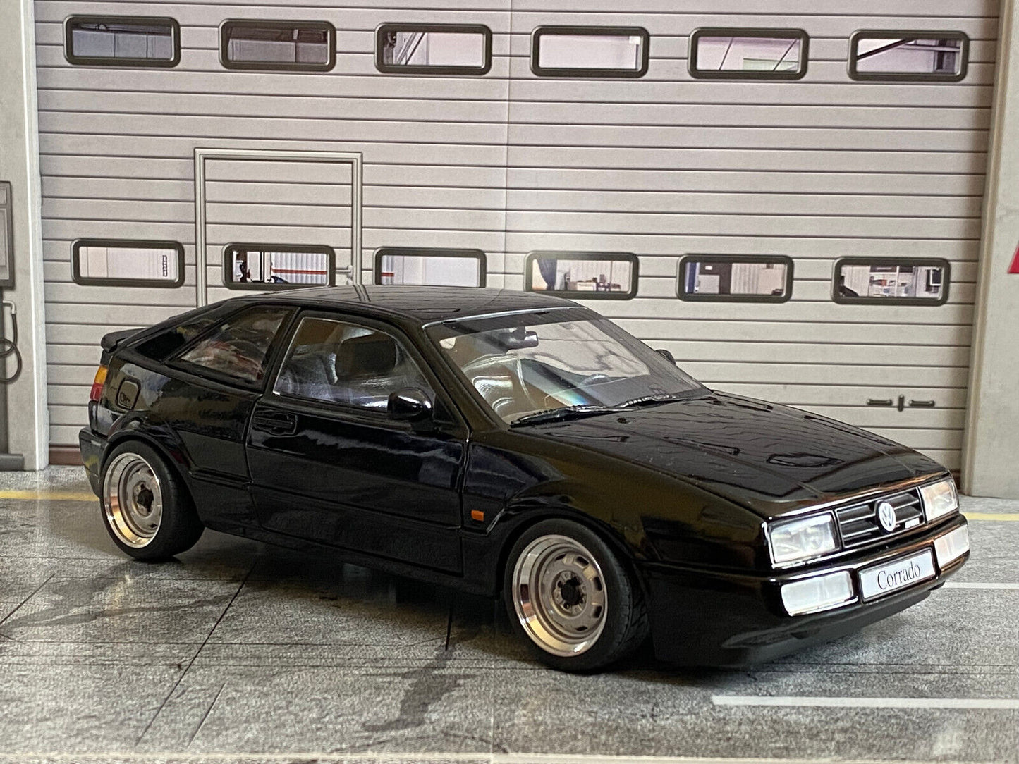 VW Corrado VR6 schwarz mit Stahlfelgen Räder dreh- u.lenkbar Tuning Diorama 1:18