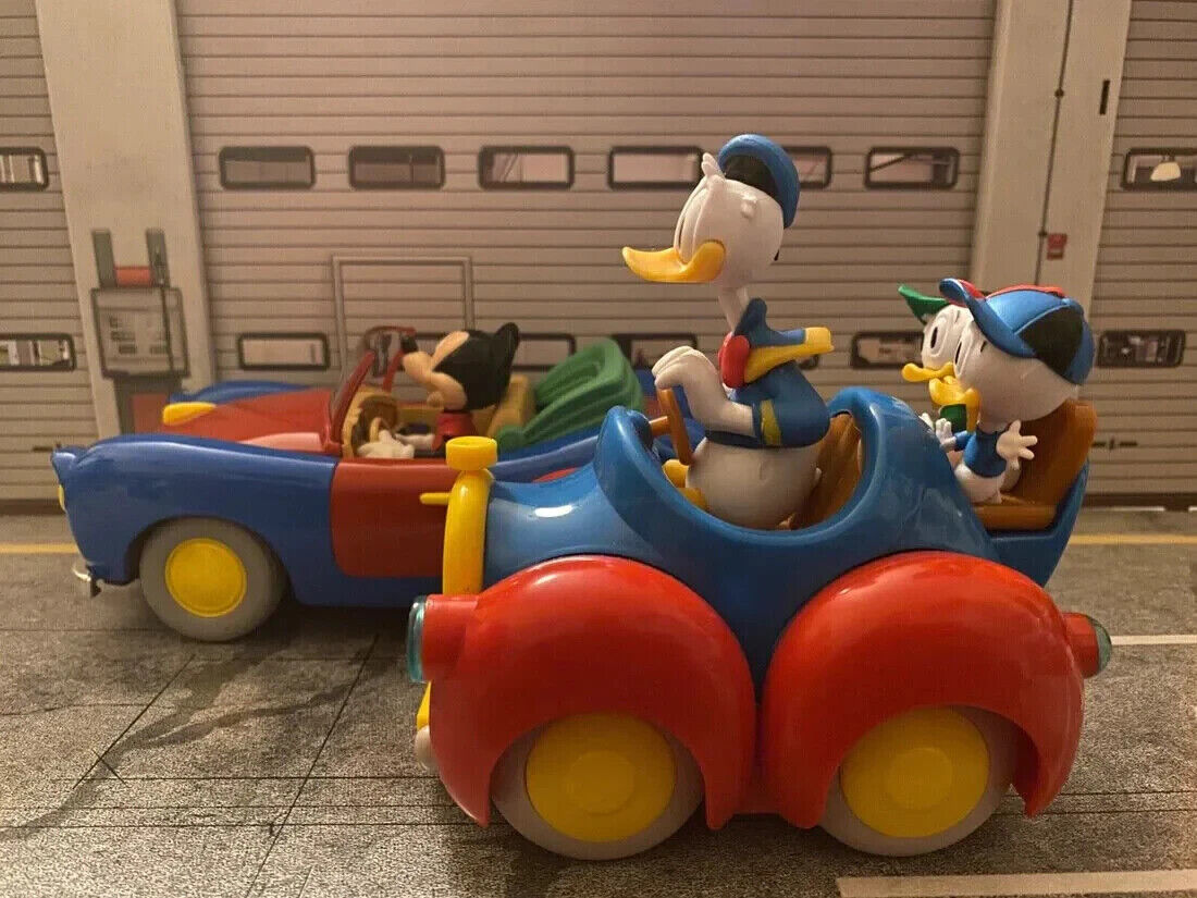 Donald Duck 313 Auto mit Figuren Donald, Tick Trick und Track Neu 1:18