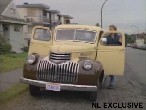 1946er Chevy Pick Up 80s Farbkombi im MacGyver TV-Serien-Style NEU 1:18 / 1:19