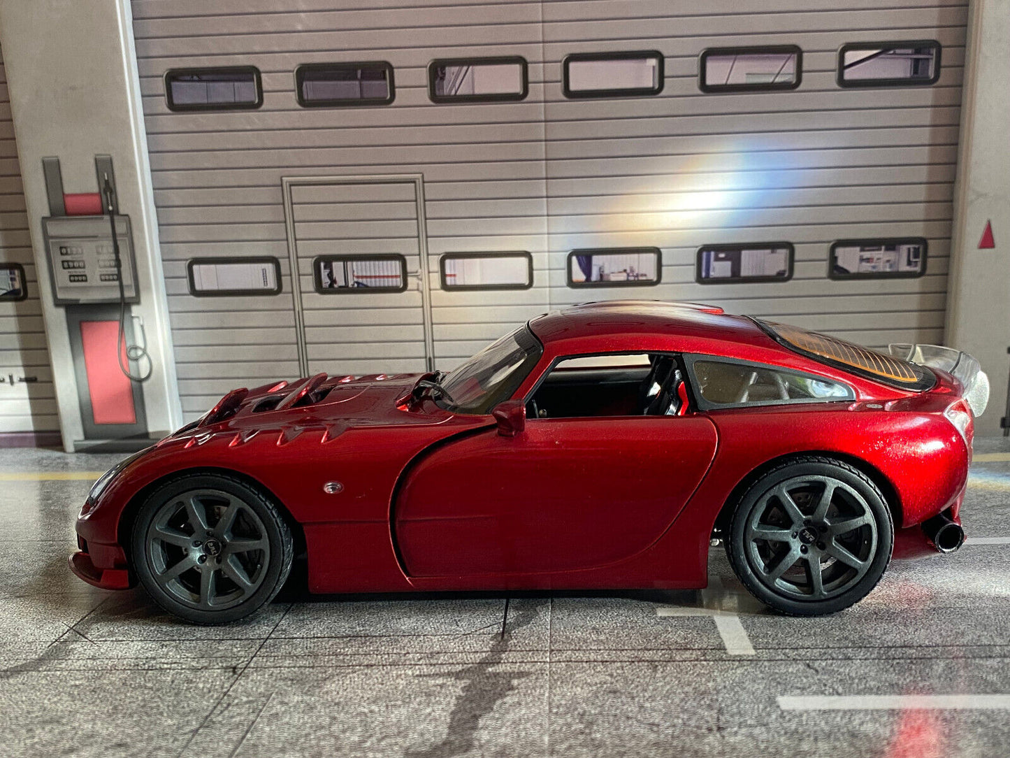 TVR Sagaris Rot Metallic Umbau auf Felgen Anthrazit + Auspuff Schwarz Matt 1:18