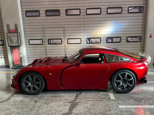 TVR Sagaris Rot Metallic Umbau auf Felgen Anthrazit + Auspuff Schwarz Matt 1:18