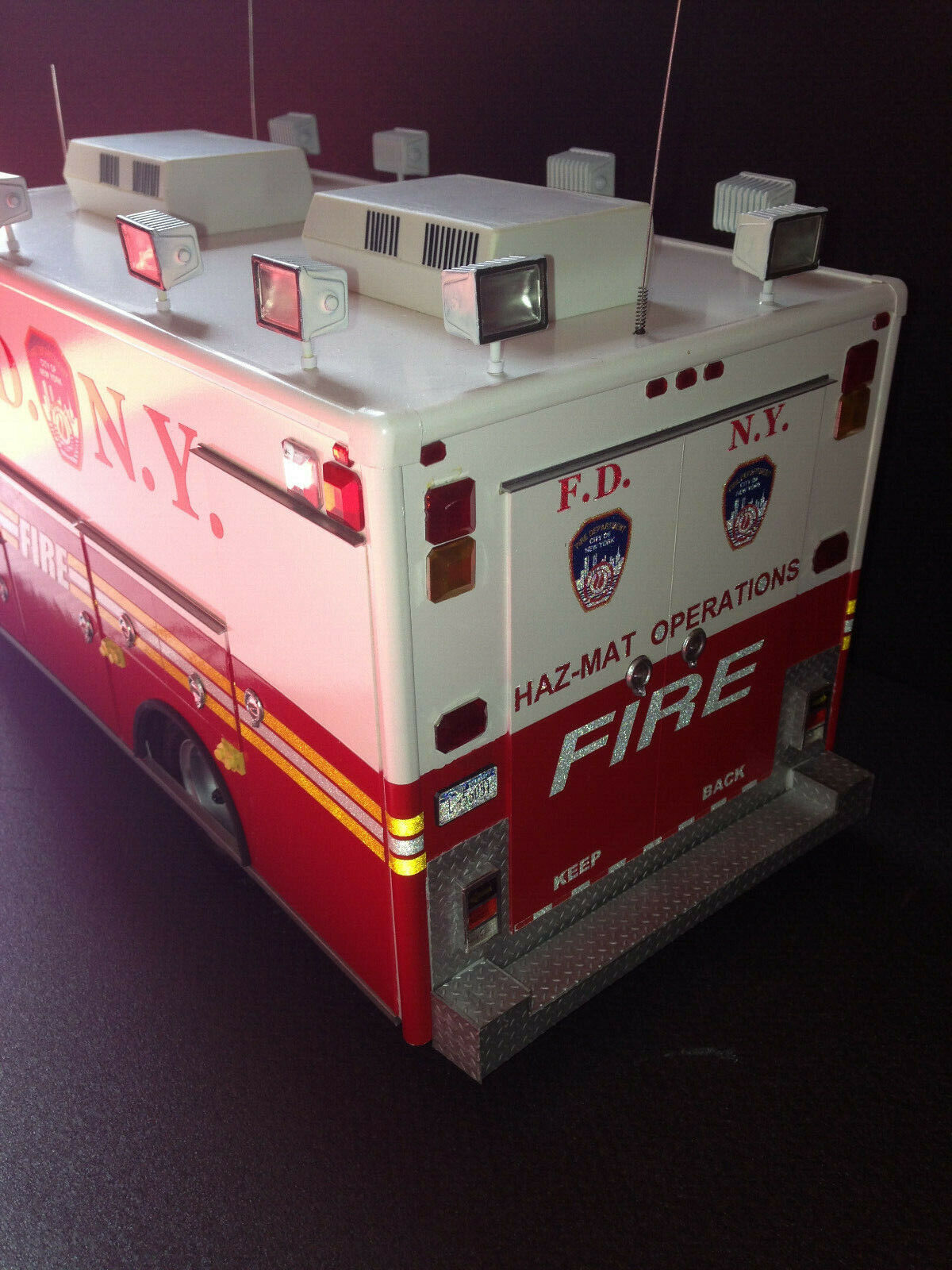 Chevrolet C-65 Ambulance HAZMAT FDNY Fire Truck Feuerwehr 1:16 plus 1:18 Figur