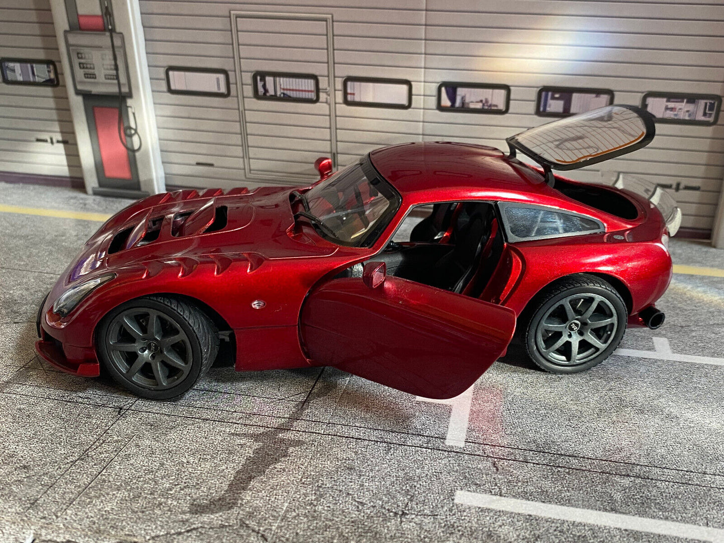 TVR Sagaris Rot Metallic Umbau auf Felgen Anthrazit + Auspuff Schwarz Matt 1:18