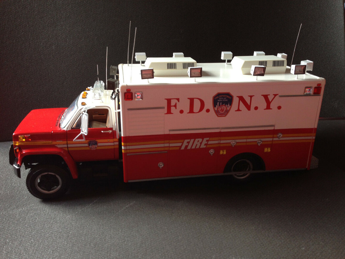 Chevrolet C-65 Ambulance HAZMAT FDNY Fire Truck Feuerwehr 1:16 plus 1:18 Figur