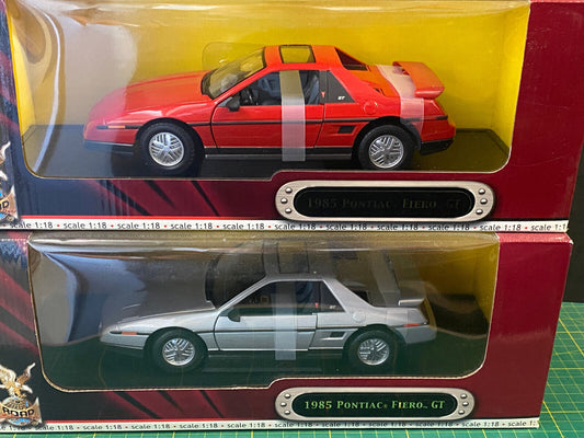 Pontiac Fiero GT 1985 silber und rot (beide Versionen) Neu in OVP 1:18