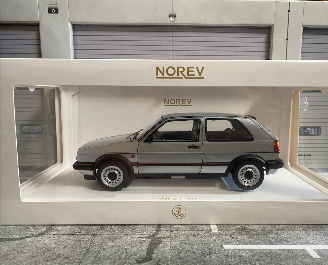 VW Golf 2 GTI (1989) 19E Diamant Silber Norev Neu in OVP 1:18