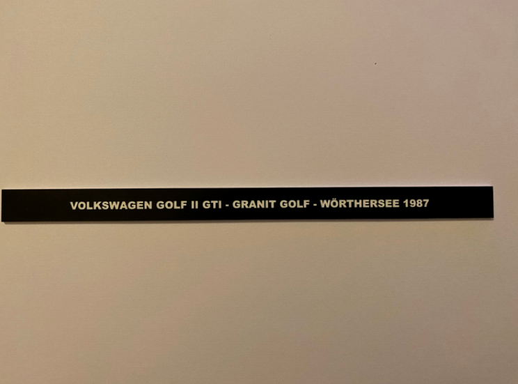 Schild VOLKSWAGEN GOLF II GTI -GRANIT GOLF - WÖRTHERSEE 1987 für 1:18 Vitrine