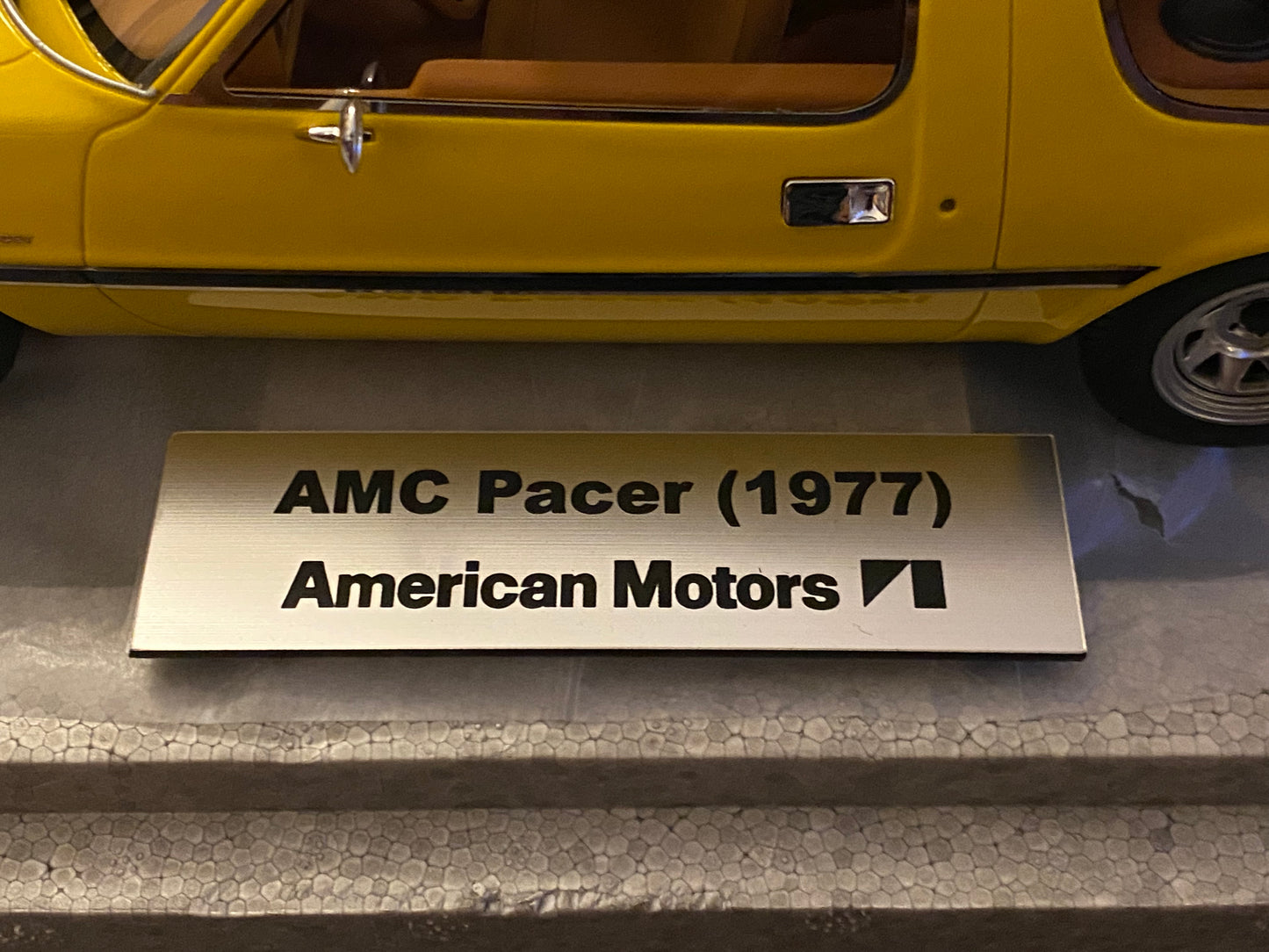 Schild AMC Pacer (1977) American Motors geprägt und selbstklebend für 1:18 Vitrine