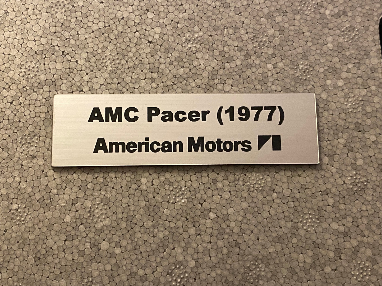 Schild AMC Pacer (1977) American Motors geprägt und selbstklebend für 1:18 Vitrine
