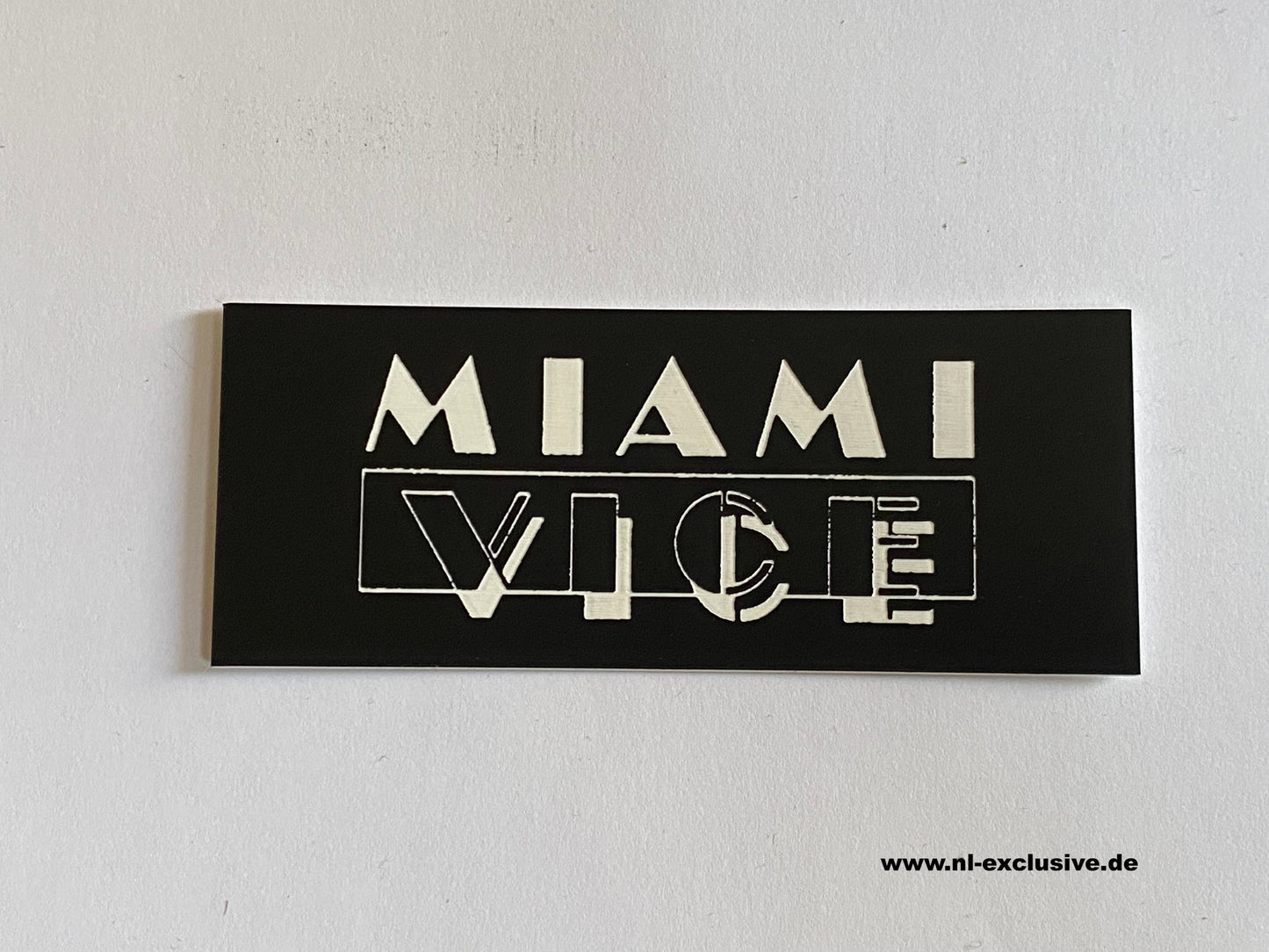 Schild MIAMI VICE für Ferrari 365 GTS/4 - Ferrari Testarossa geprägt und selbstklebend für 1:18 Vitrine