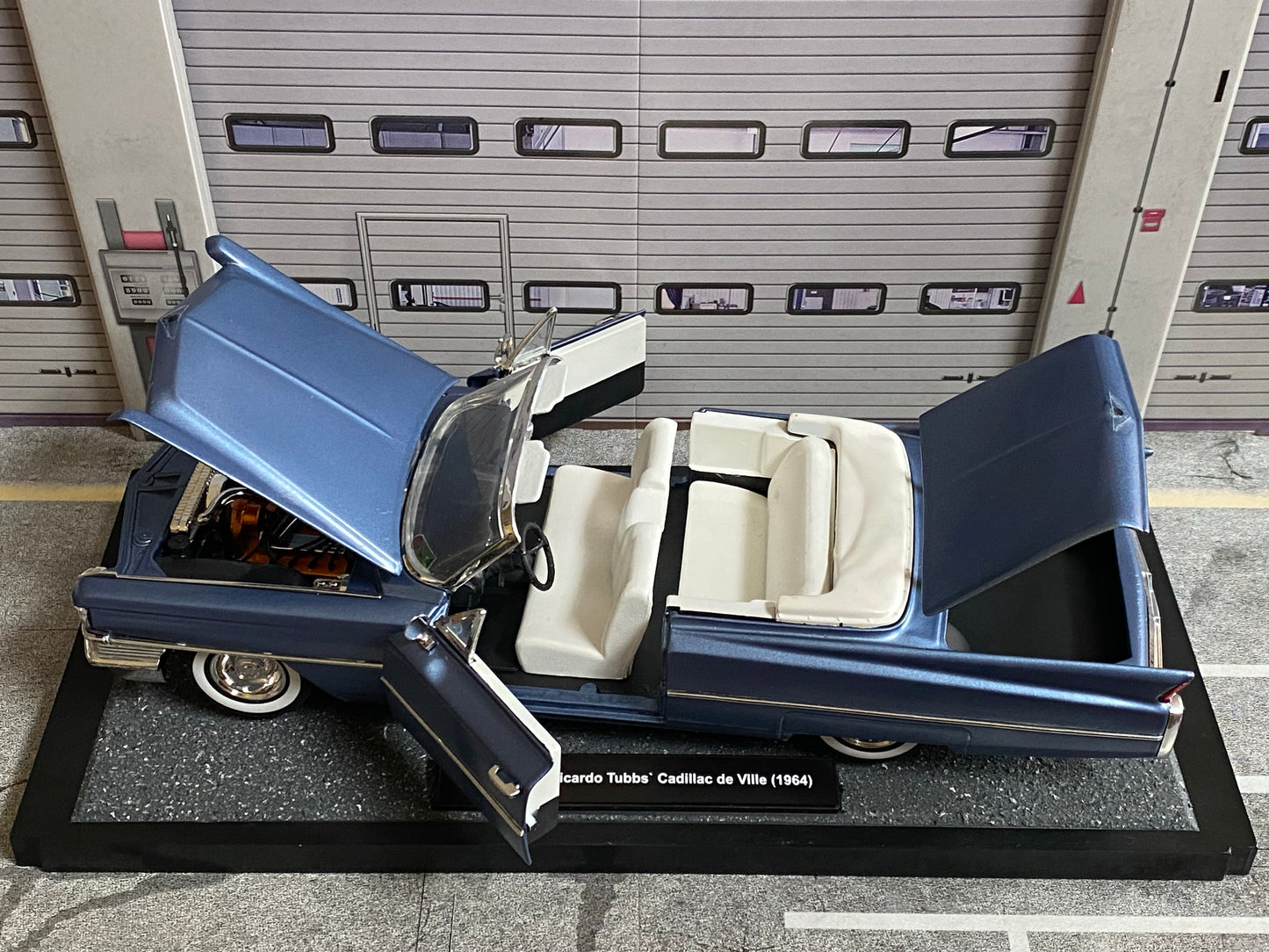 Cadillac de Ville Convertible 1964 mit Figuren Rico (Ricardo Tubbs) & Sonny Burnett (James Crockett) aus Miami Vice 1:18