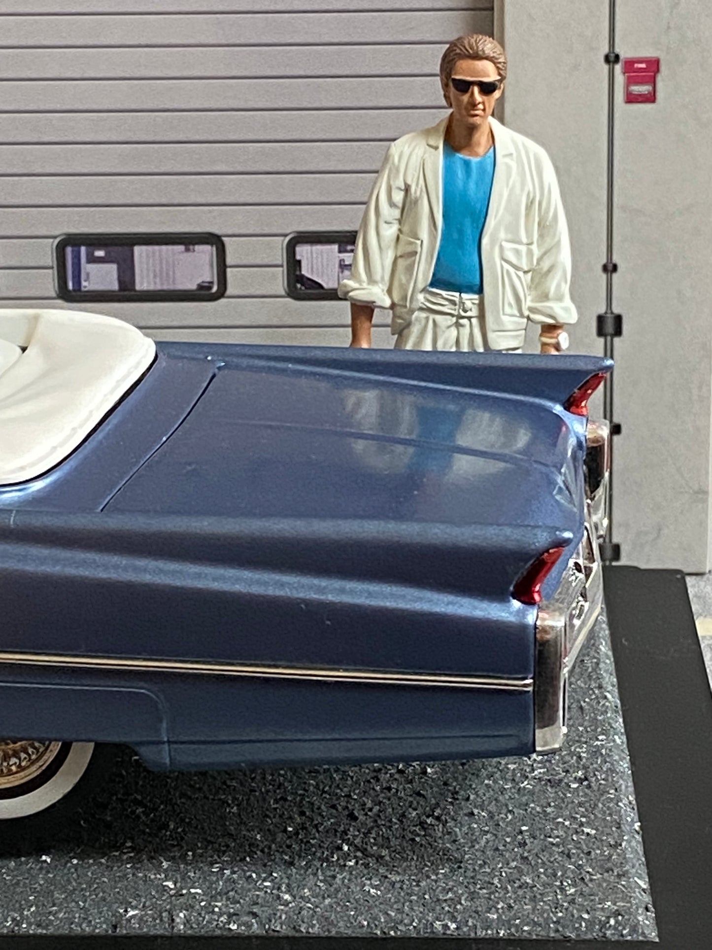 Cadillac de Ville Convertible 1964 mit Figuren Rico (Ricardo Tubbs) & Sonny Burnett (James Crockett) aus Miami Vice 1:18
