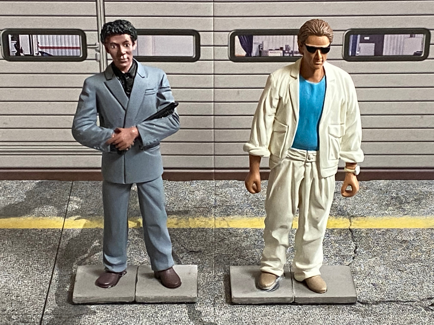 Cadillac de Ville Convertible 1964 mit Figuren Rico (Ricardo Tubbs) & Sonny Burnett (James Crockett) aus Miami Vice 1:18