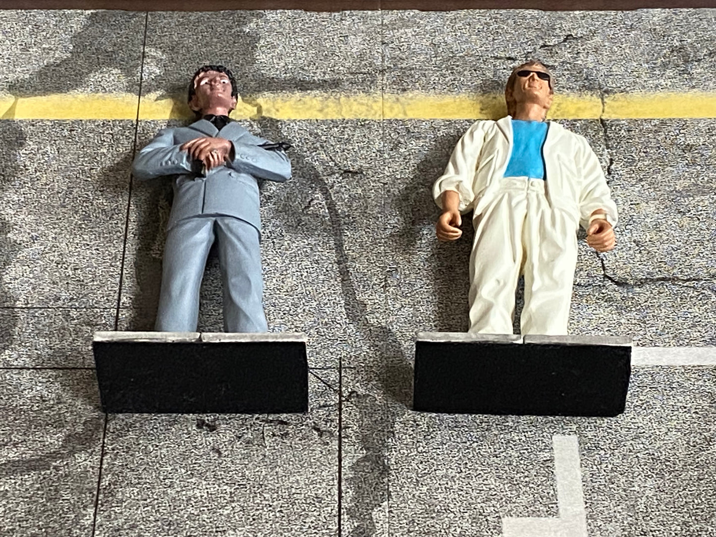 Cadillac de Ville Convertible 1964 mit Figuren Rico (Ricardo Tubbs) & Sonny Burnett (James Crockett) aus Miami Vice 1:18