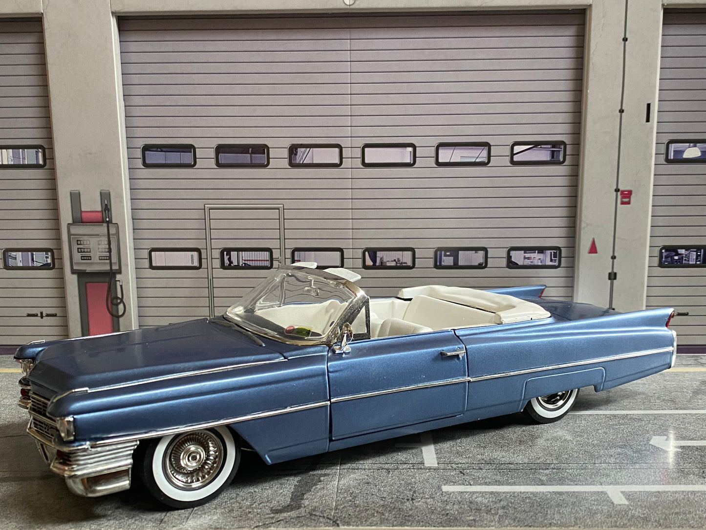 Cadillac de Ville Convertible 1964 mit Figuren Rico (Ricardo Tubbs) & Sonny Burnett (James Crockett) aus Miami Vice 1:18
