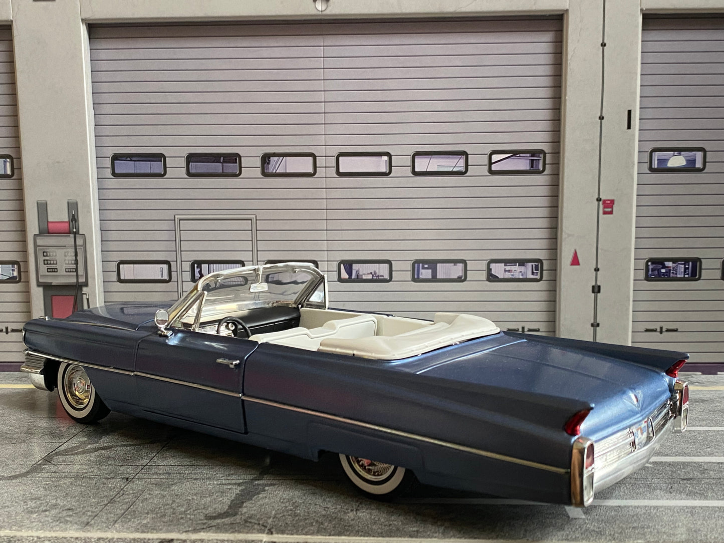 Cadillac de Ville Convertible 1964 mit Figuren Rico (Ricardo Tubbs) & Sonny Burnett (James Crockett) aus Miami Vice 1:18