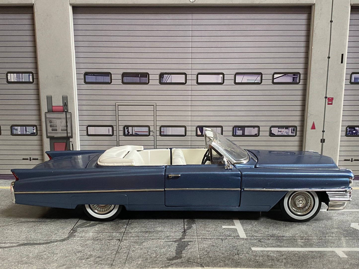 Cadillac de Ville Convertible 1964 mit Figuren Rico (Ricardo Tubbs) & Sonny Burnett (James Crockett) aus Miami Vice 1:18