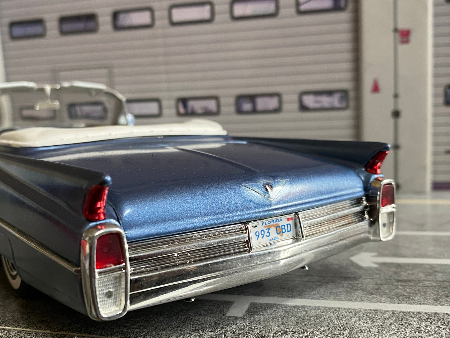 Cadillac de Ville Convertible 1964 mit Figuren Rico (Ricardo Tubbs) & Sonny Burnett (James Crockett) aus Miami Vice 1:18