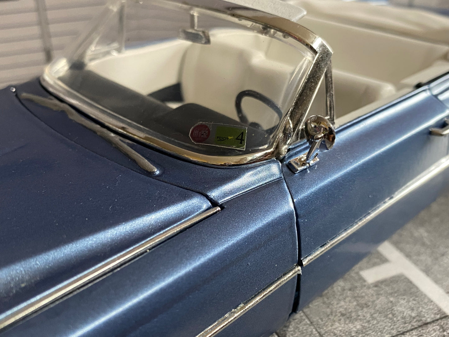 Cadillac de Ville Convertible 1964 mit Figuren Rico (Ricardo Tubbs) & Sonny Burnett (James Crockett) aus Miami Vice 1:18