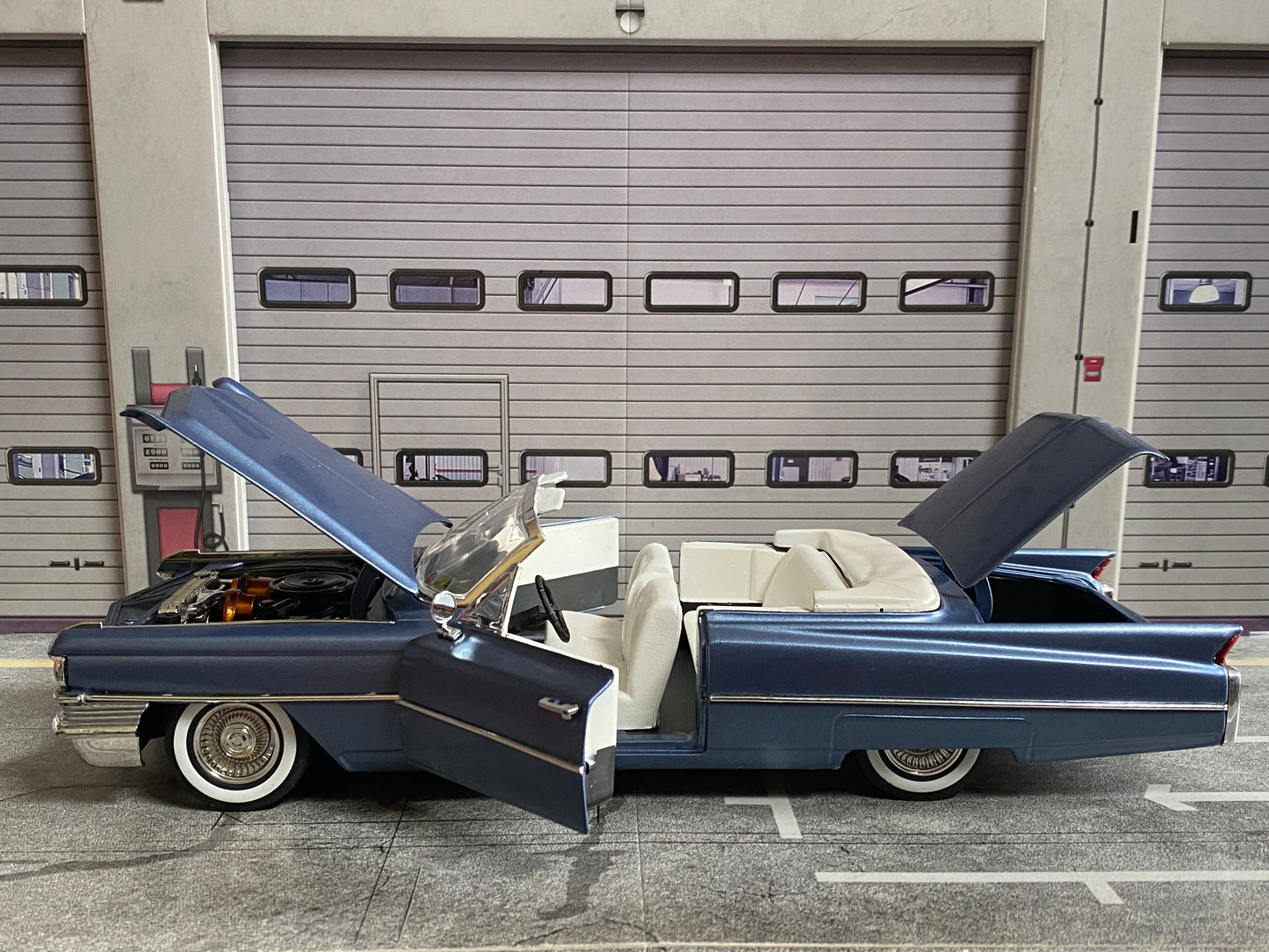 Cadillac de Ville Convertible 1964 mit Figuren Rico (Ricardo Tubbs) & Sonny Burnett (James Crockett) aus Miami Vice 1:18